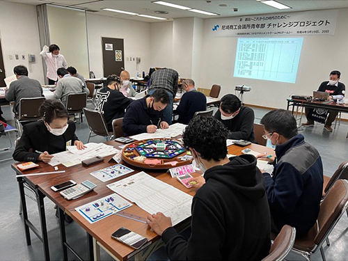 記帳に奮闘する参加者たち