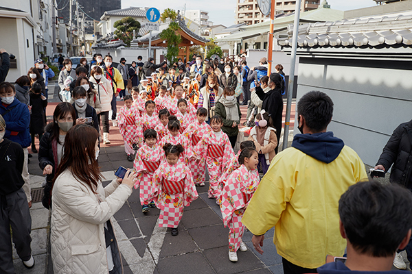 時代装束に身を包んだ可愛い子供達が寺町を練り歩きました