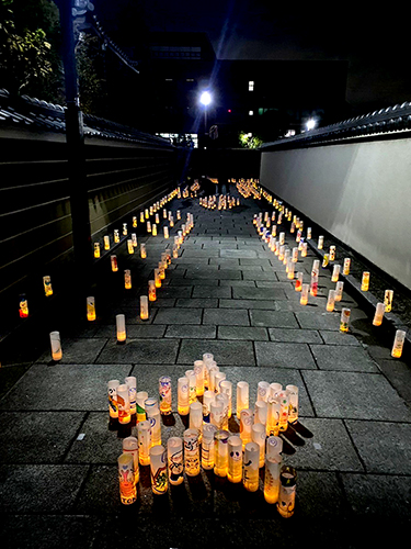 約2,000個もの灯篭が寺町を灯した