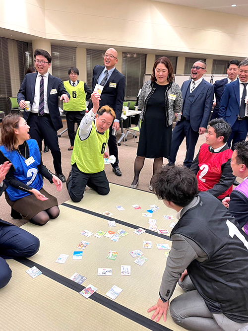 大盛り上がりの委員会対抗かるた大会