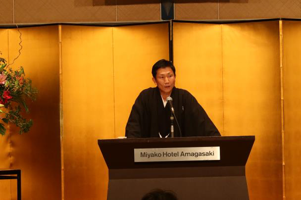 部会長に選任され、決意を語る入口新部会長