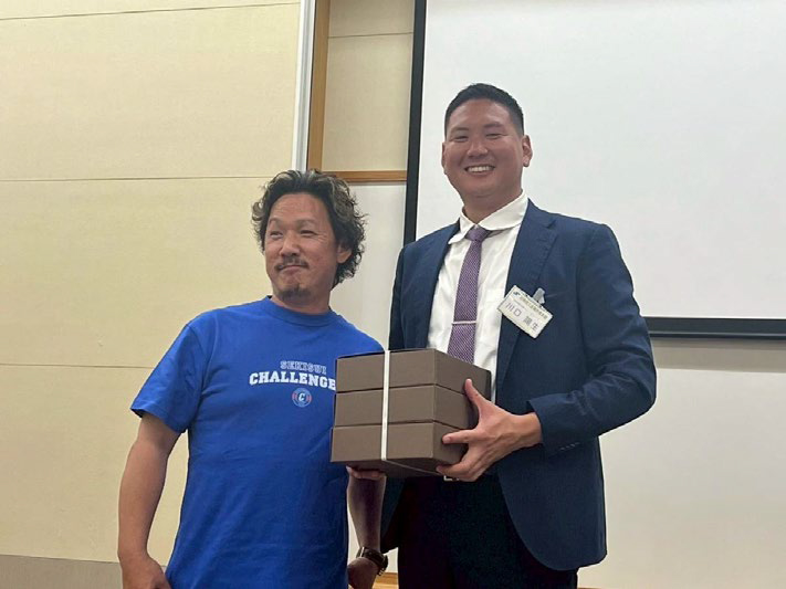 馬場副部会長から川口氏へお礼を贈呈